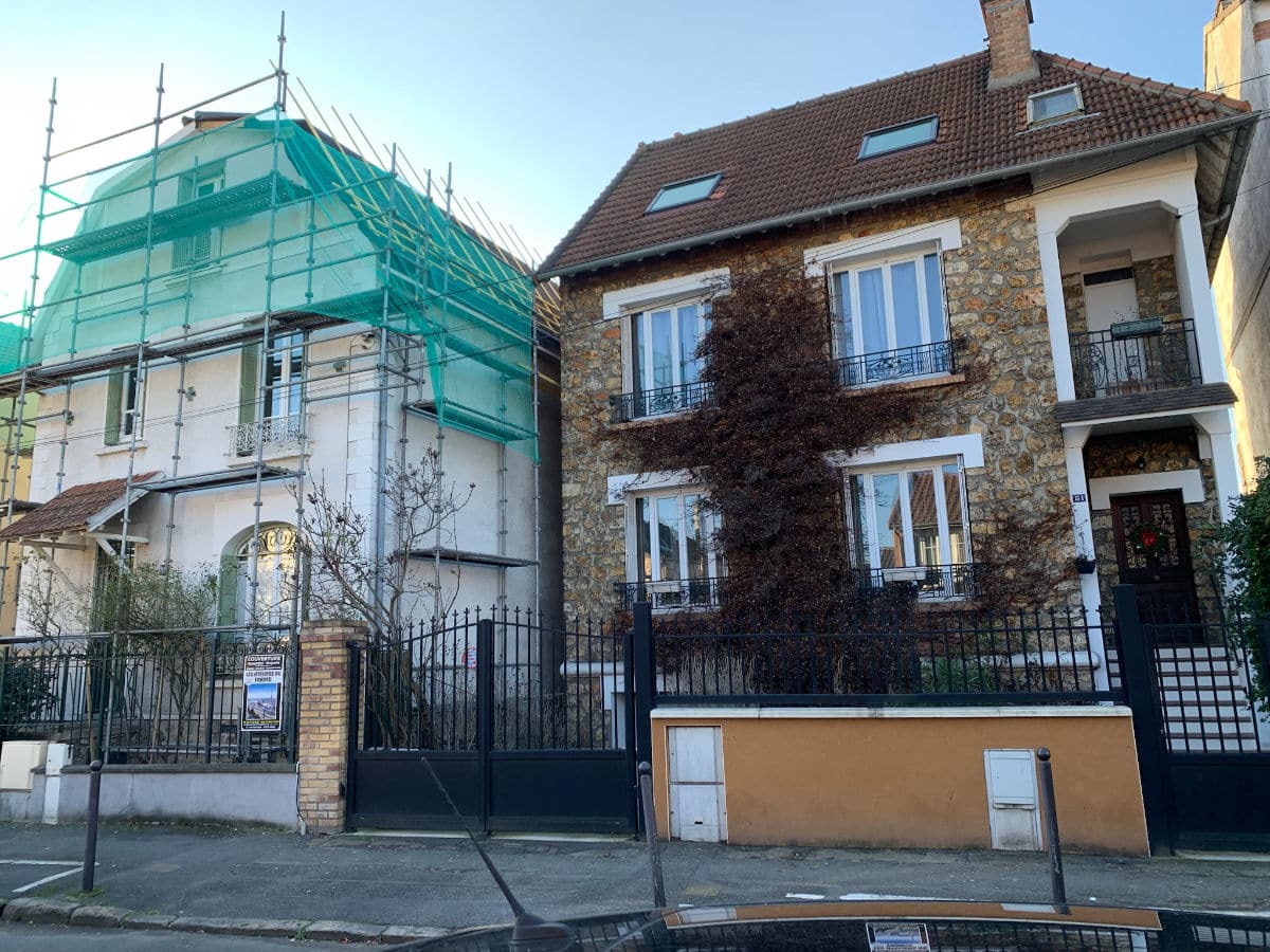 Chantier d'isolation de toiture en cours