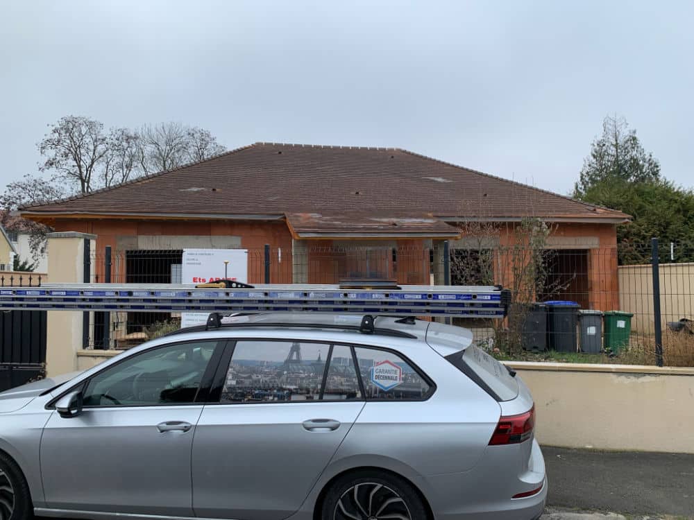 Artisan sur une toiture entrain d'appliquer un traiteemnts ur une toiture