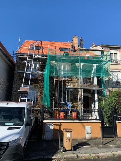 Vue sur un chantier de rénovation de toiture à Boissy Saint Léger par M Louis VIOLET