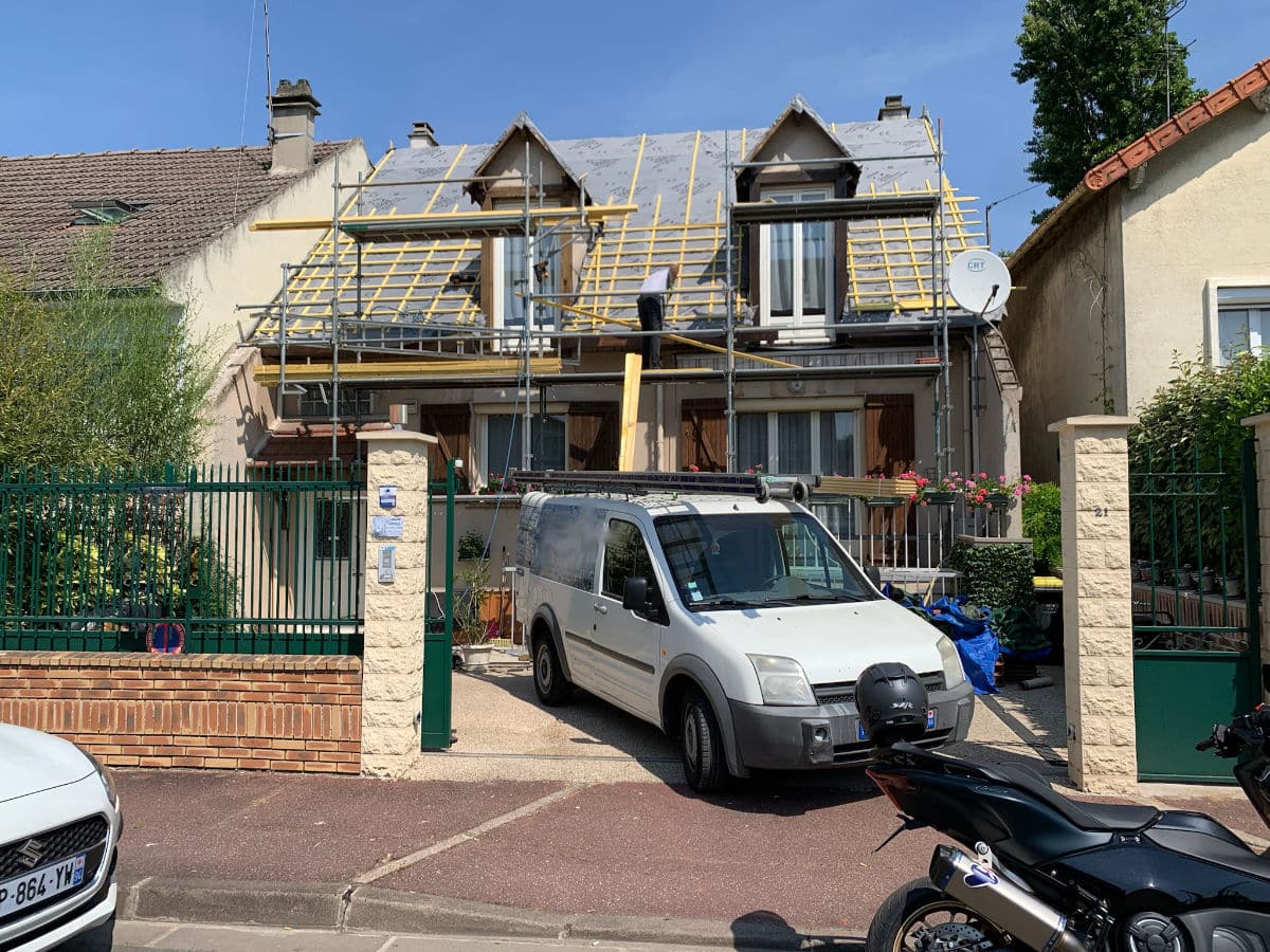 Véhicule de M Louis Violet entrain de rénover une toiture à Cachan