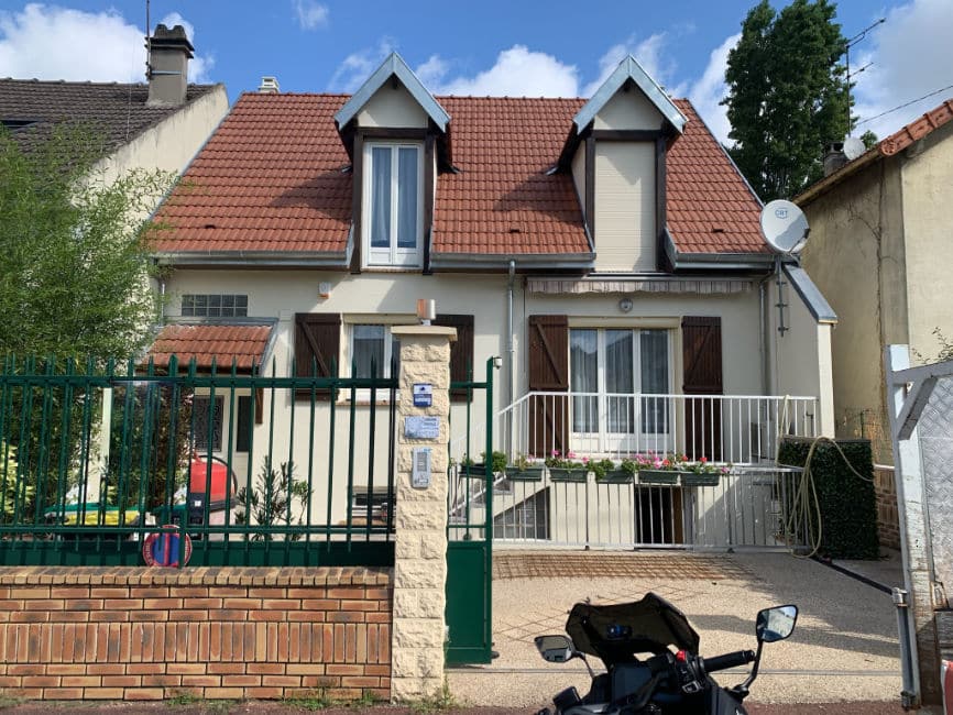 Vue sur une toiture rénovée à créteil par M Louis VIOLET