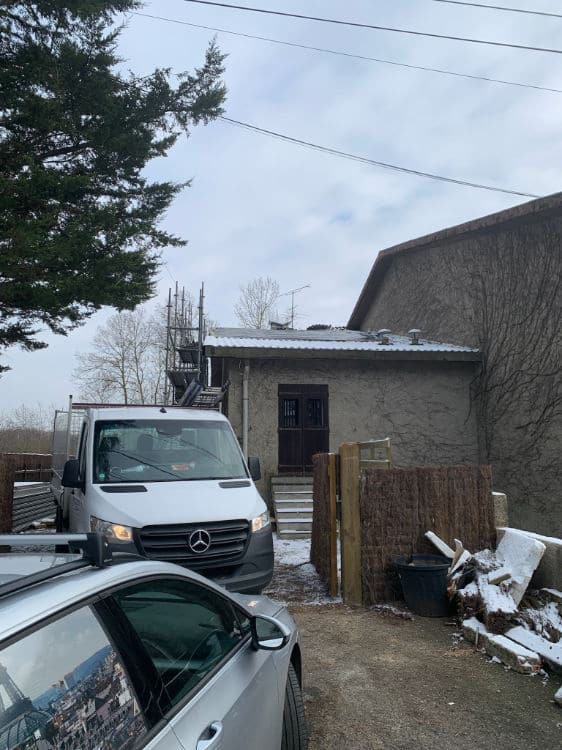 Véhicule de M Louis Violet entrain de rénover une toiture à Ablon-Sur-Seine