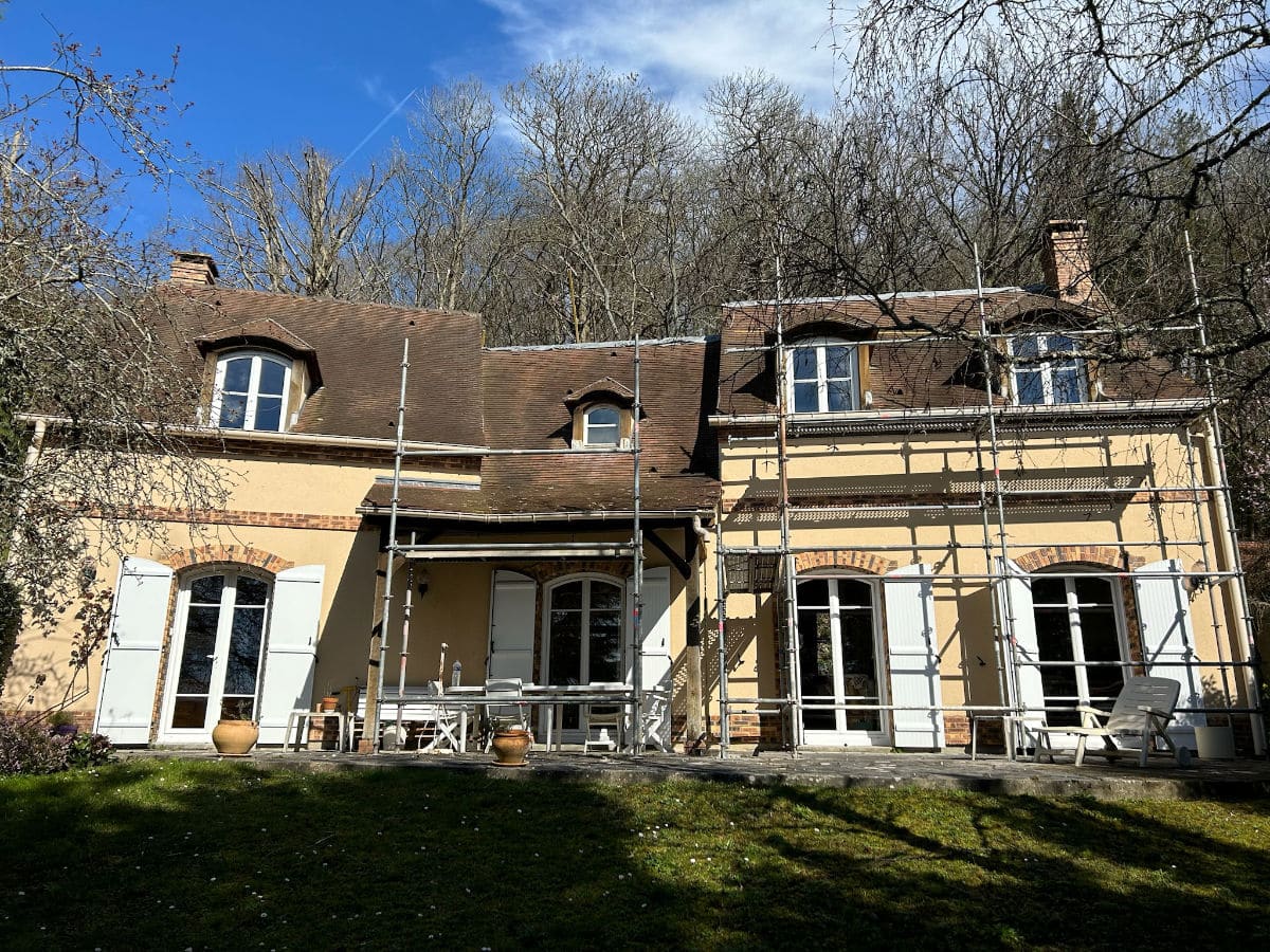 Vue sur une toiture rénovée à Villecresnes par M Louis VIOLET