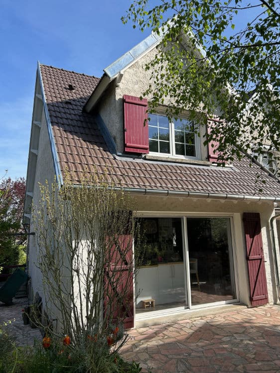 Vue sur une toiture rénovée à Sucy-en-Brie par M Louis VIOLET