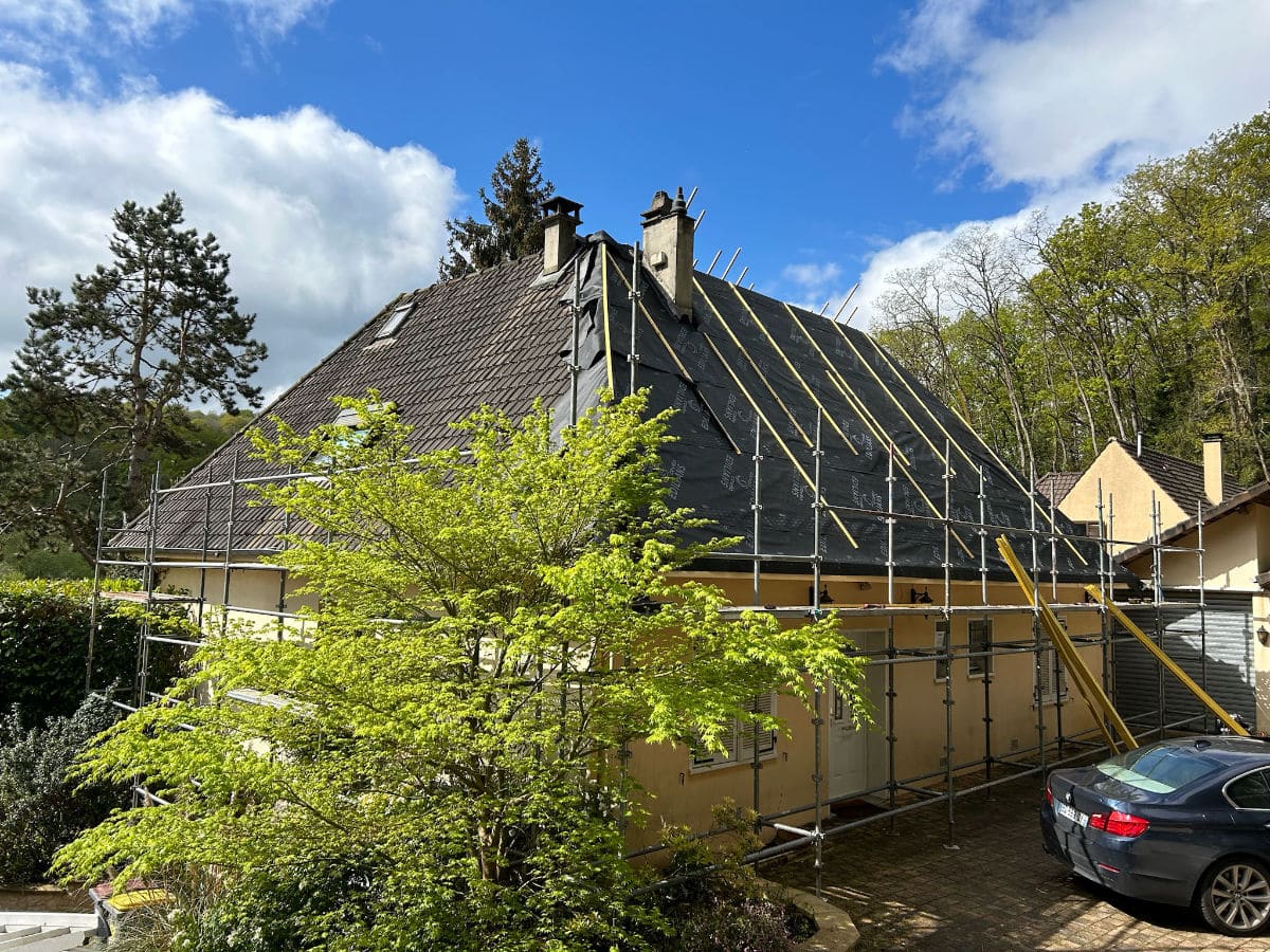 Vue sur une toiture rénovée à Fontenay-sous-Bois par M Louis VIOLET