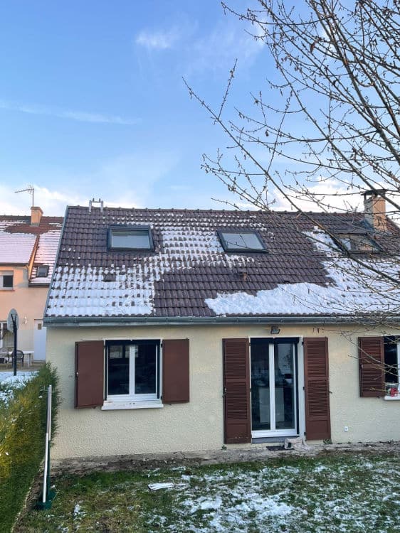 M Louis Violet entrain de rénover une toiture à Fresnes